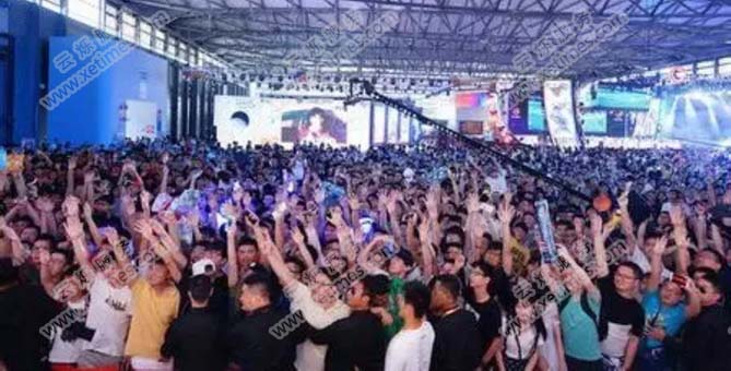 完美世界展臺前爭相參與互動的現場游戲玩家